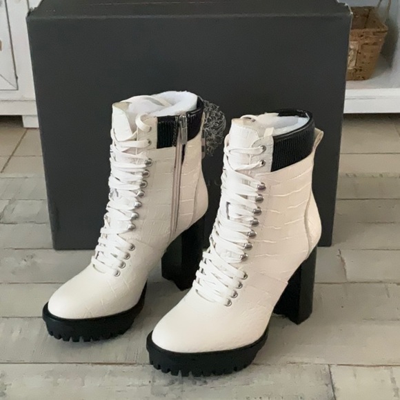 NIB VINCE CAMUTO ERMANIA Boots - Picture 3 of 11